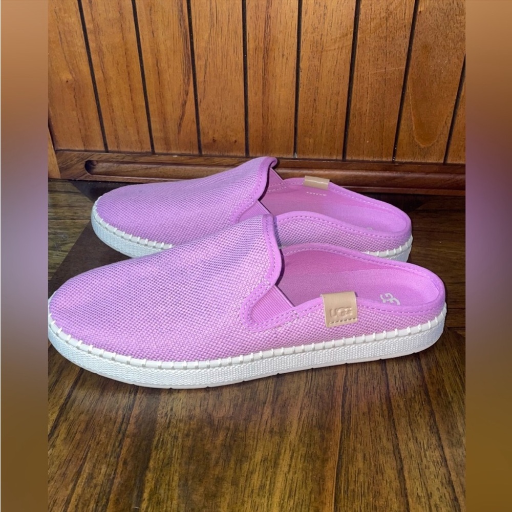 NWT UGG women’s delu slide size 9.5
